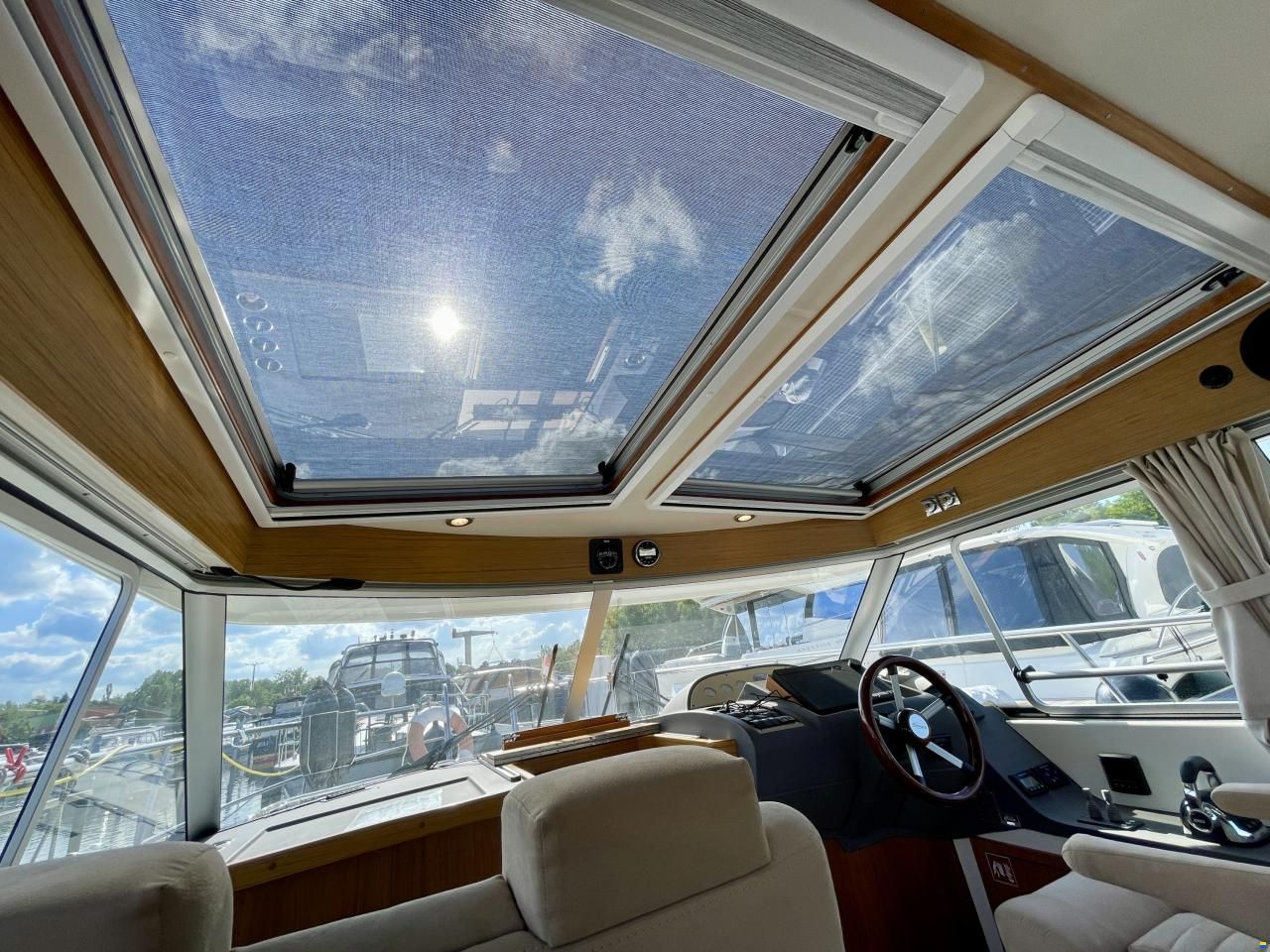 Saga 320 Sun Top