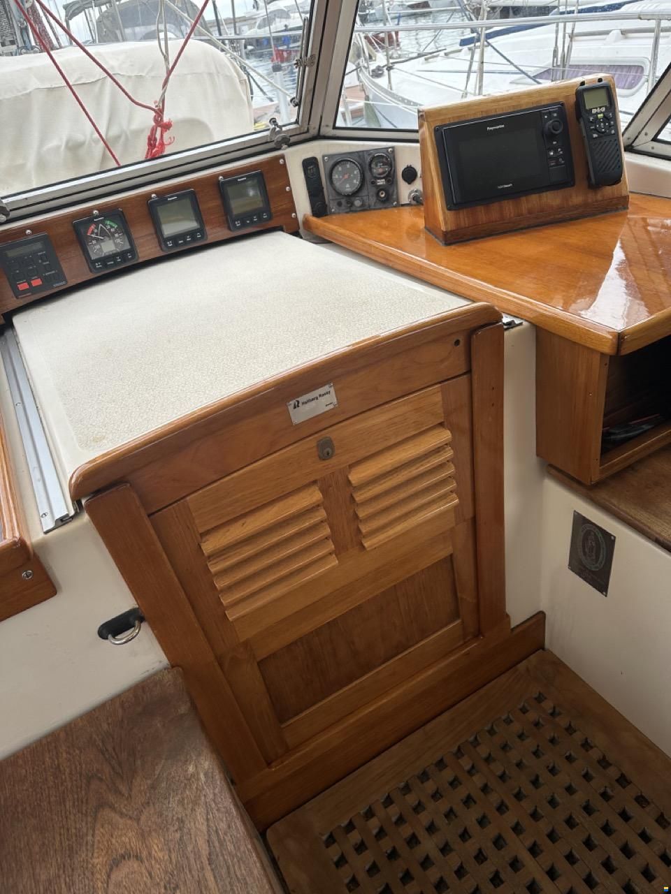 Hallberg-Rassy 352