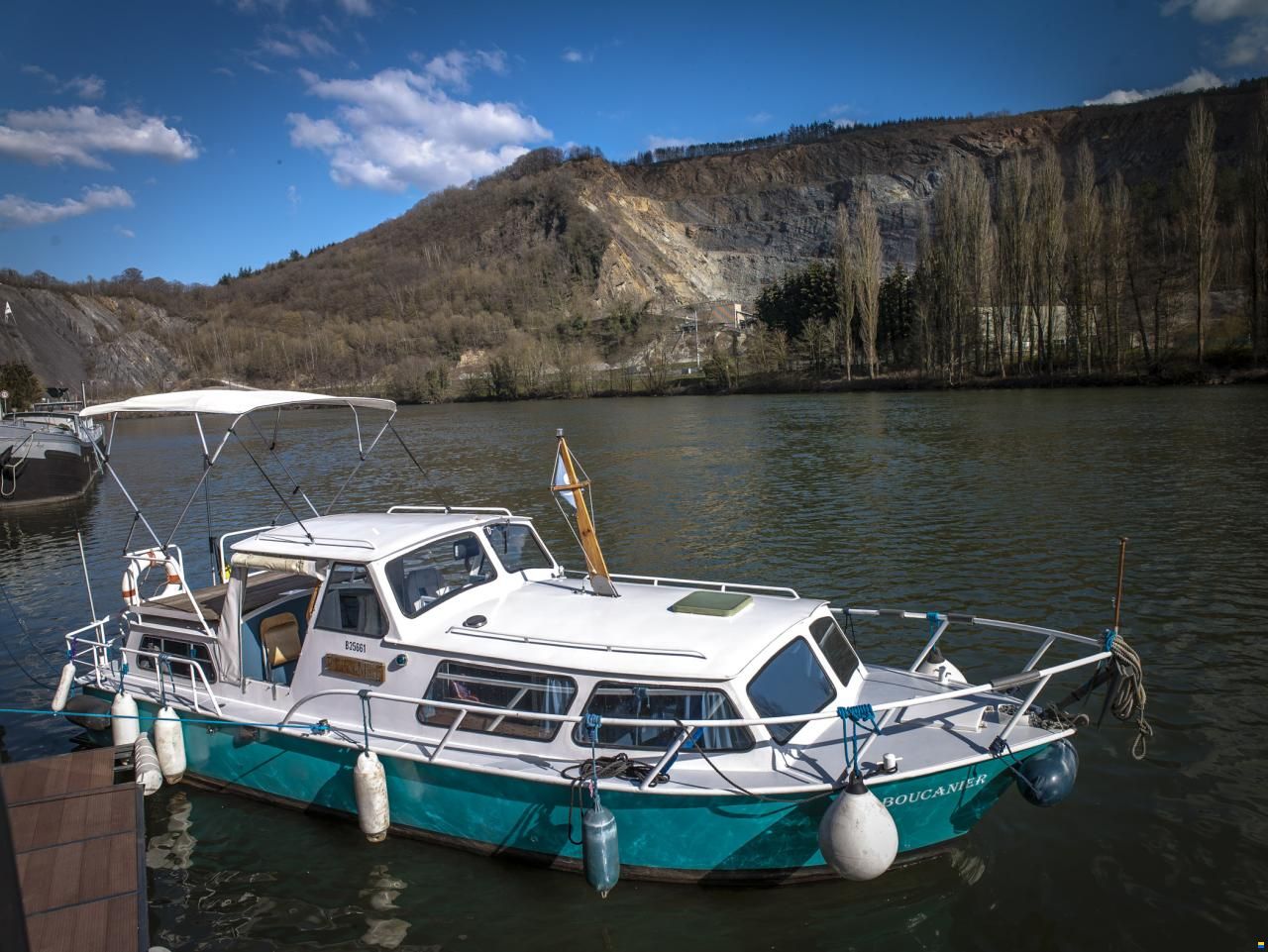 Bateau à cabine