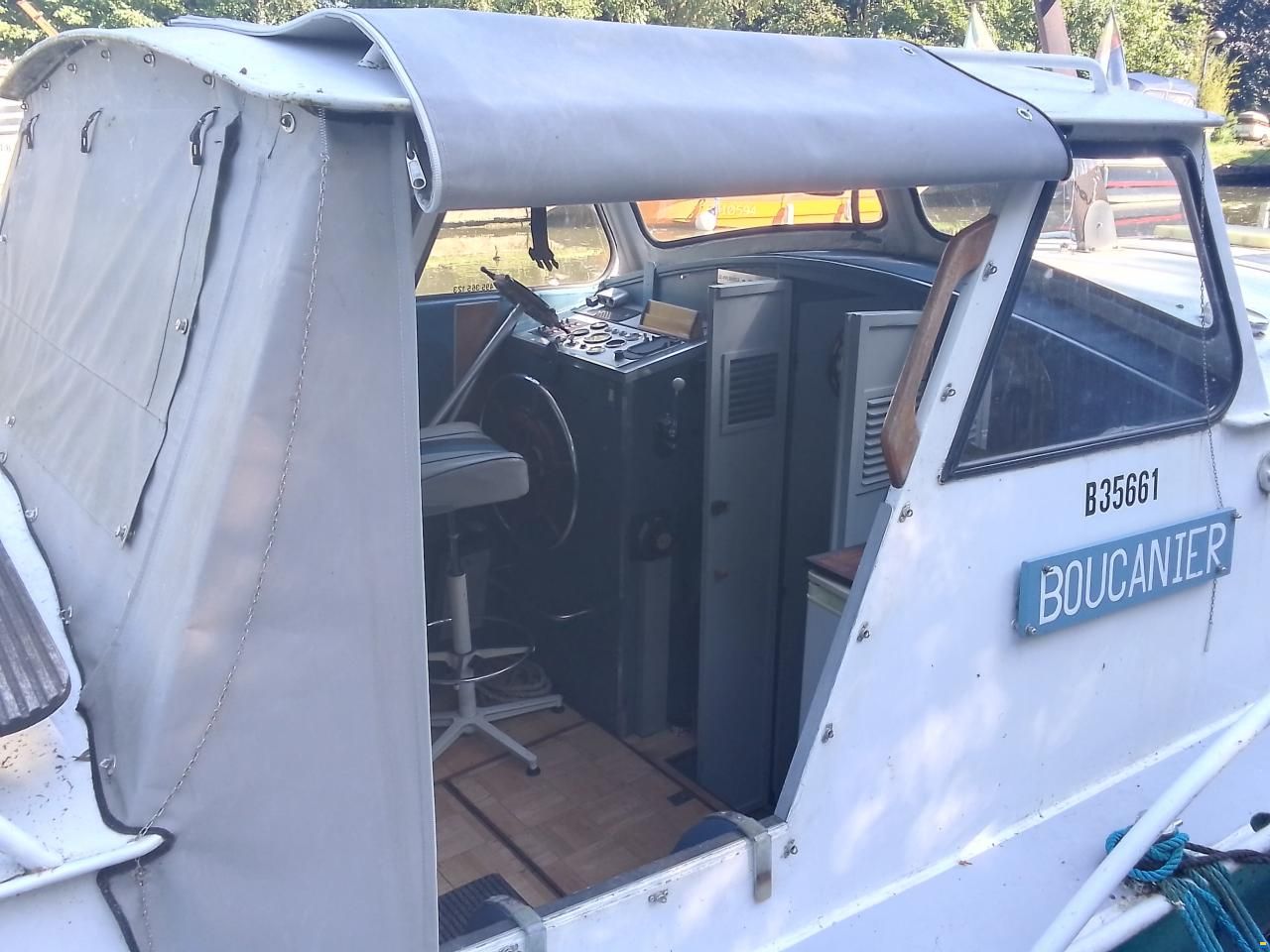 Bateau à cabine