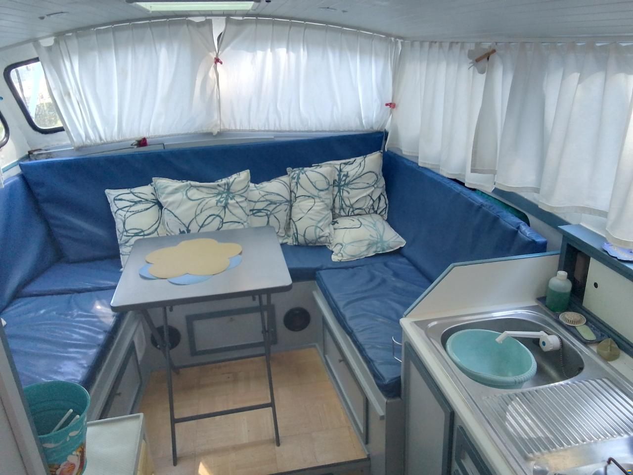 Bateau à cabine
