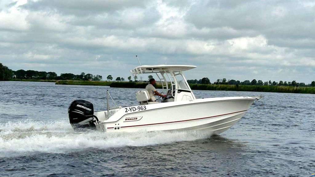 Boston Whaler 230 Outrage