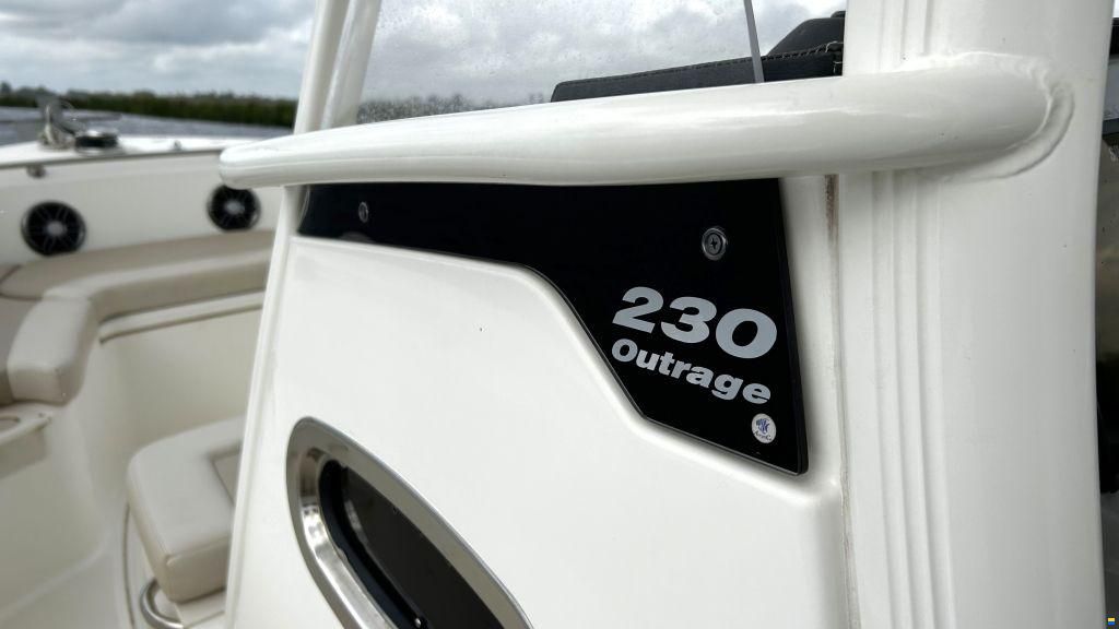 Boston Whaler 230 Outrage
