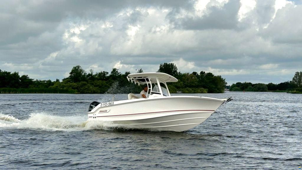 Boston Whaler 230 Outrage