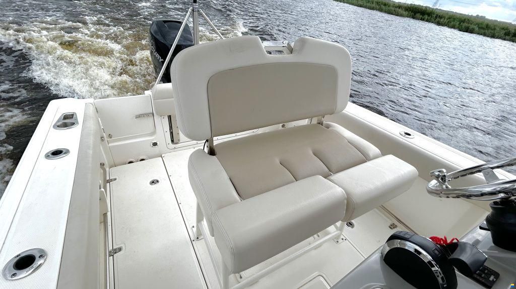 Boston Whaler 230 Outrage