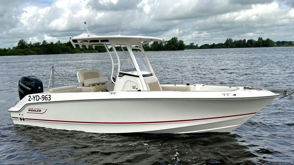 Boston Whaler 230 Outrage