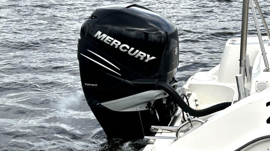 Boston Whaler 230 Outrage