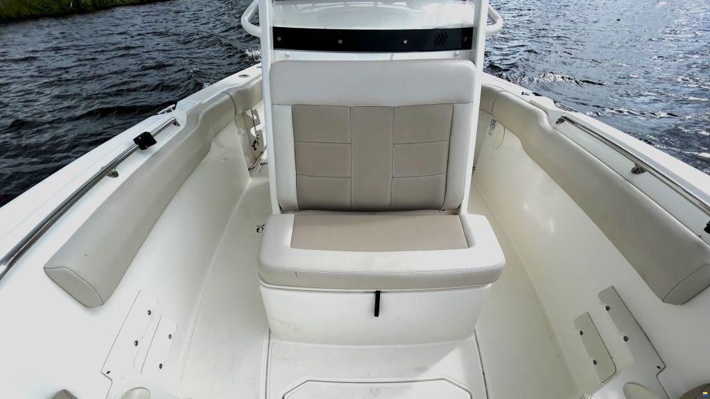 Boston Whaler 230 Outrage