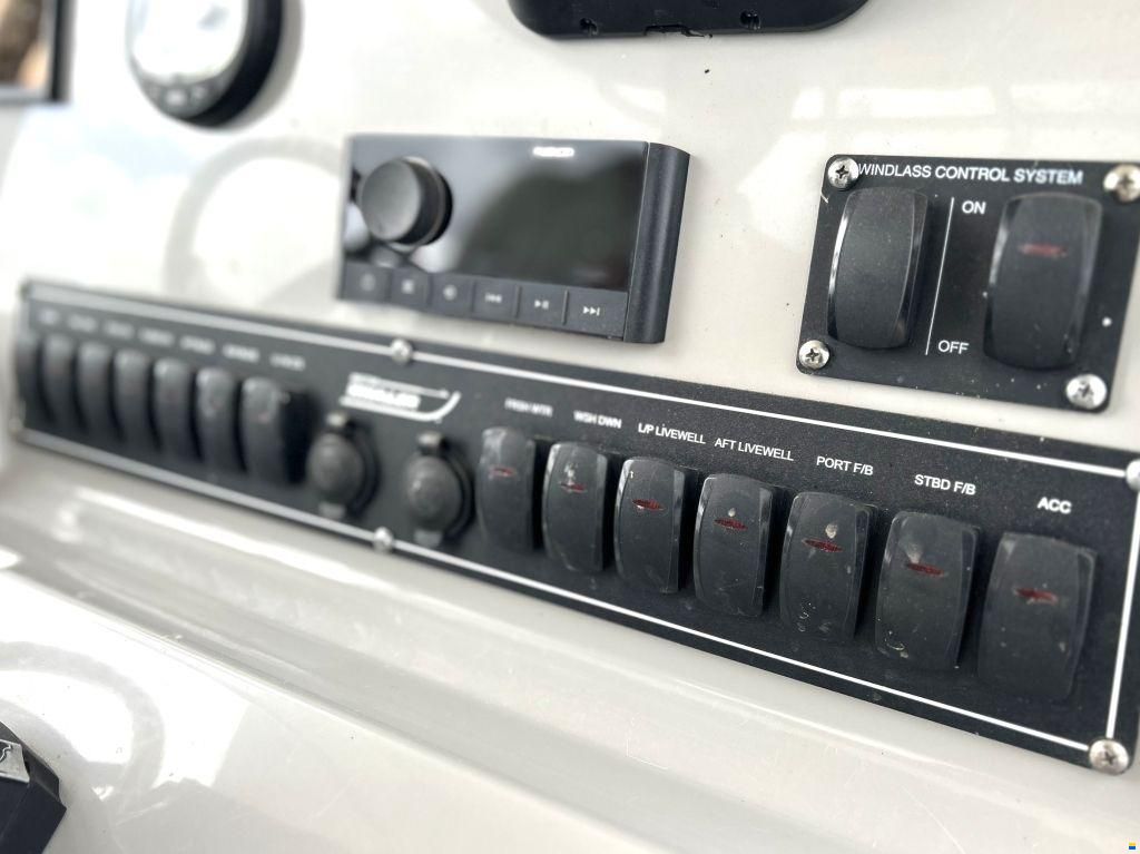 Boston Whaler 230 Outrage