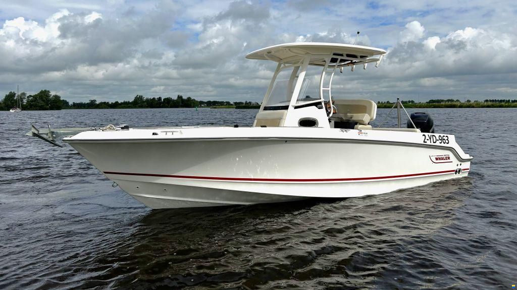 Boston Whaler 230 Outrage