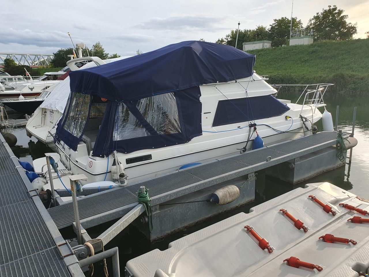 AB Marine Bayliner 2556