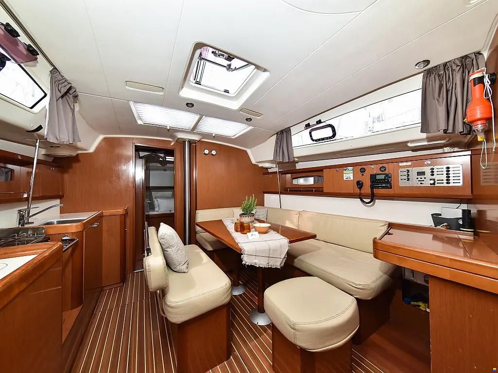 Beneteau Oceanis 43