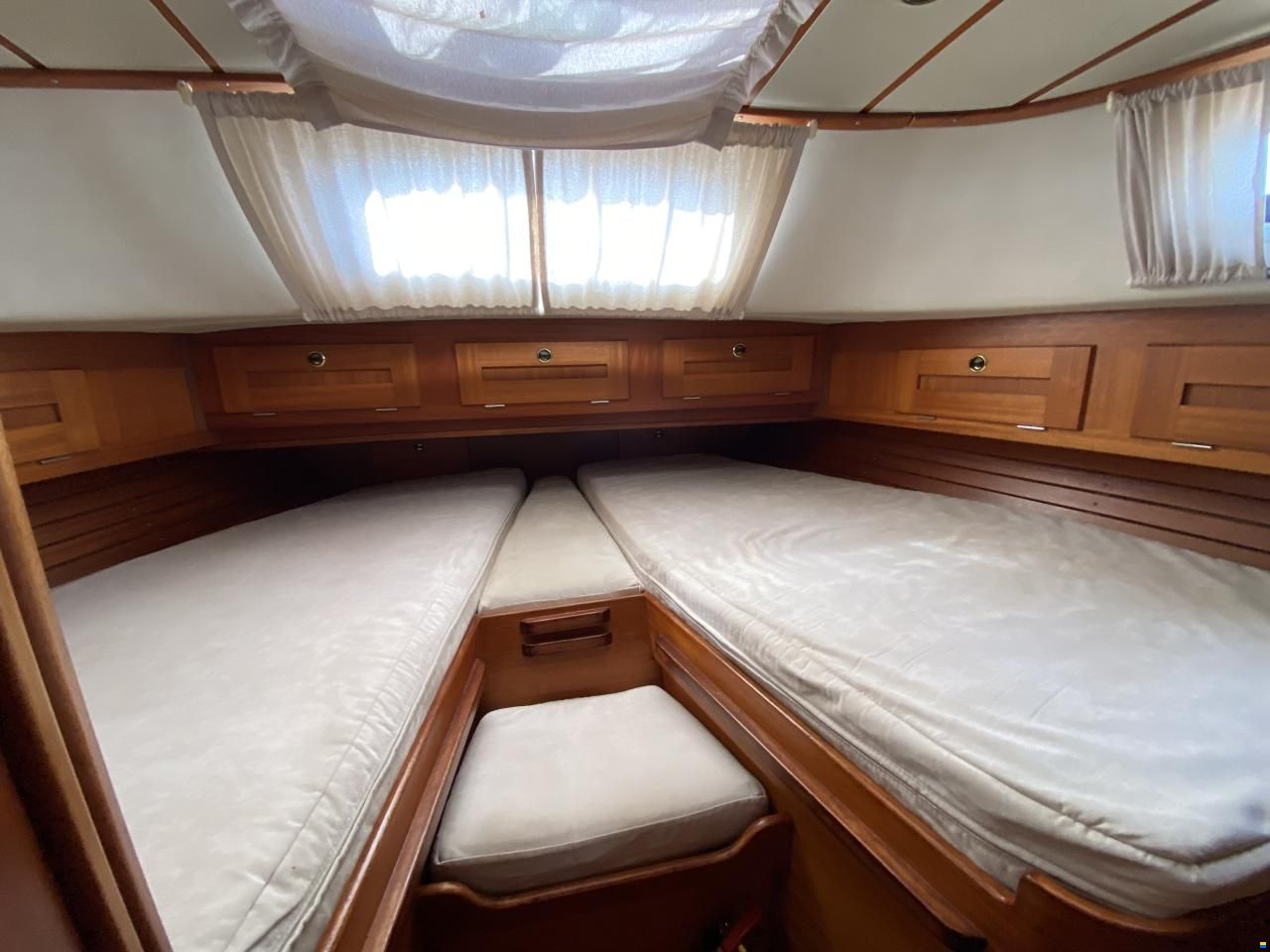 Hallberg-Rassy 42F MK II
