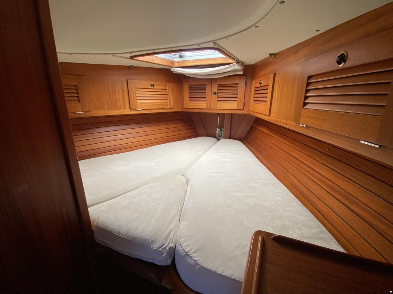 Hallberg-Rassy 42F MK II