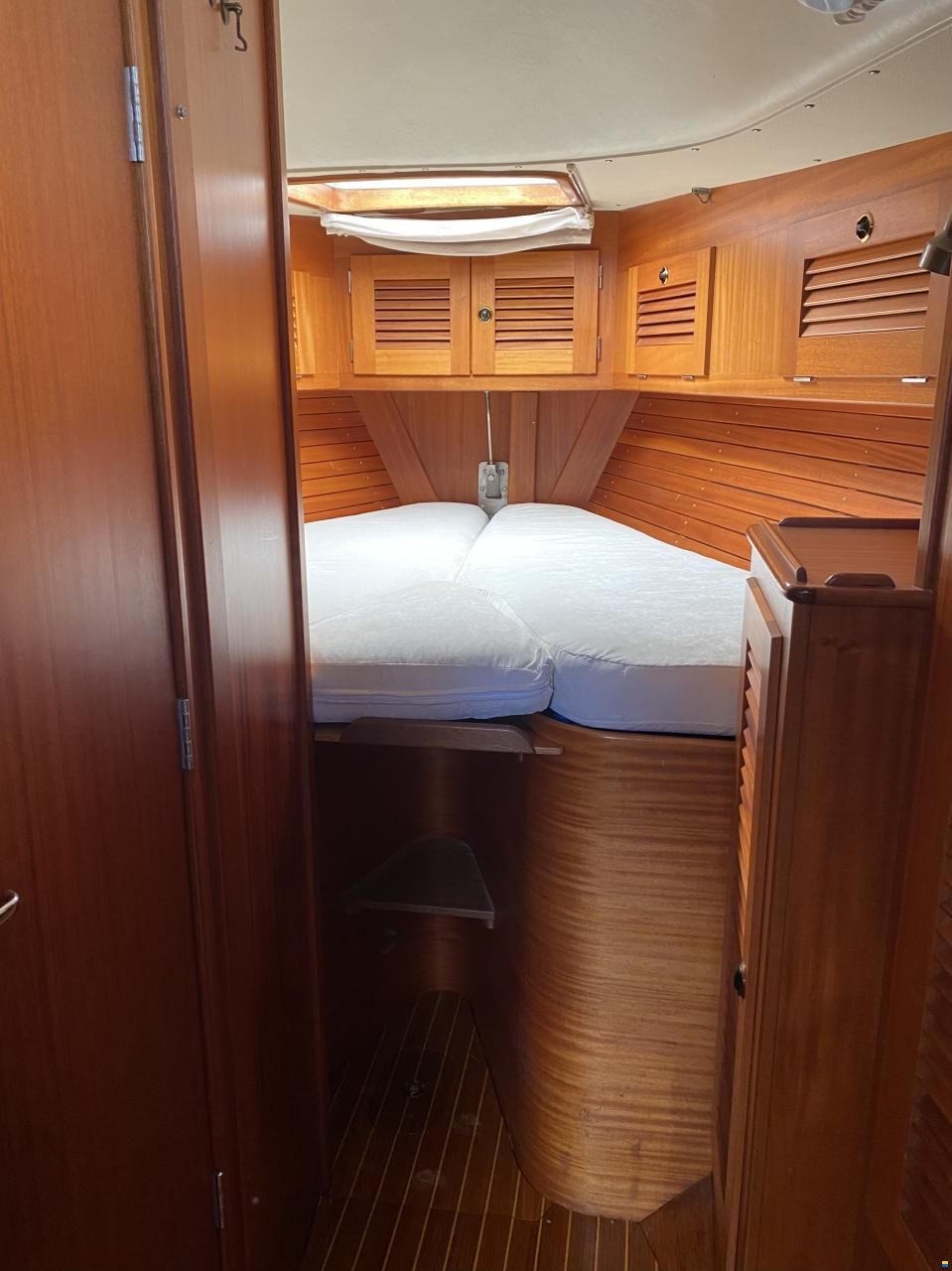Hallberg-Rassy 42F MK II
