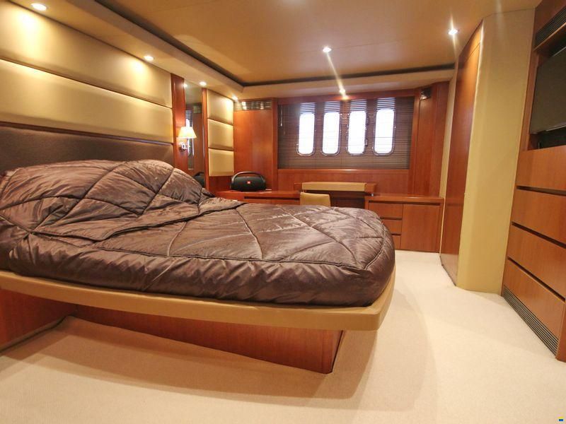 Princess Yachts International V70