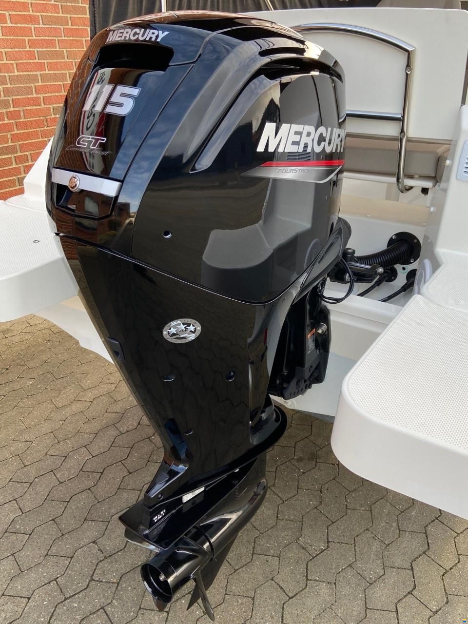 Quicksilver Activ 555 Cabin m/Mercury F115 hk og Bre