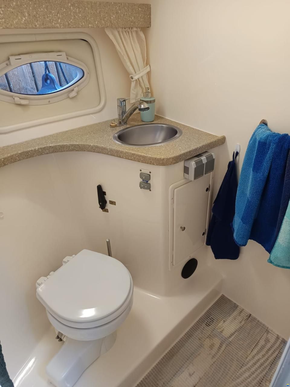 Rinker 320 Fiesta Vee