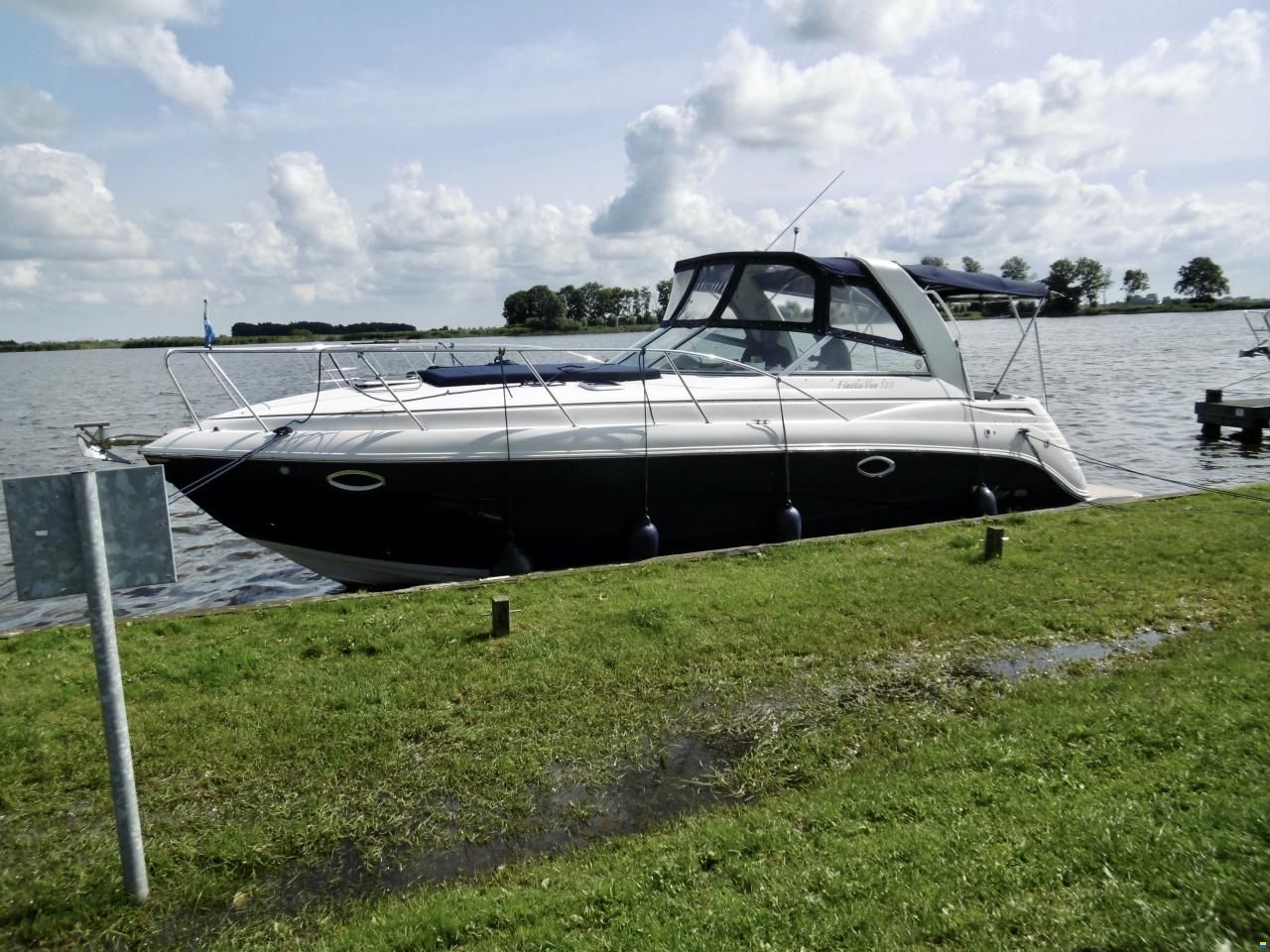 Rinker 320 Fiesta Vee