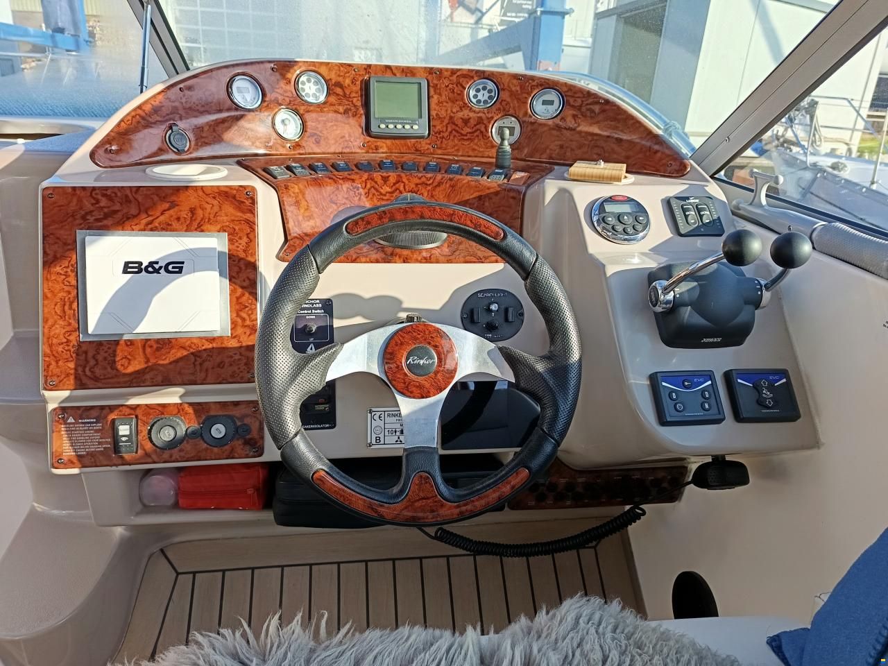 Rinker 320 Fiesta Vee