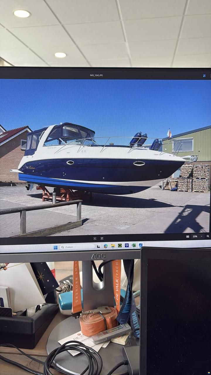 Rinker 320 Fiesta Vee