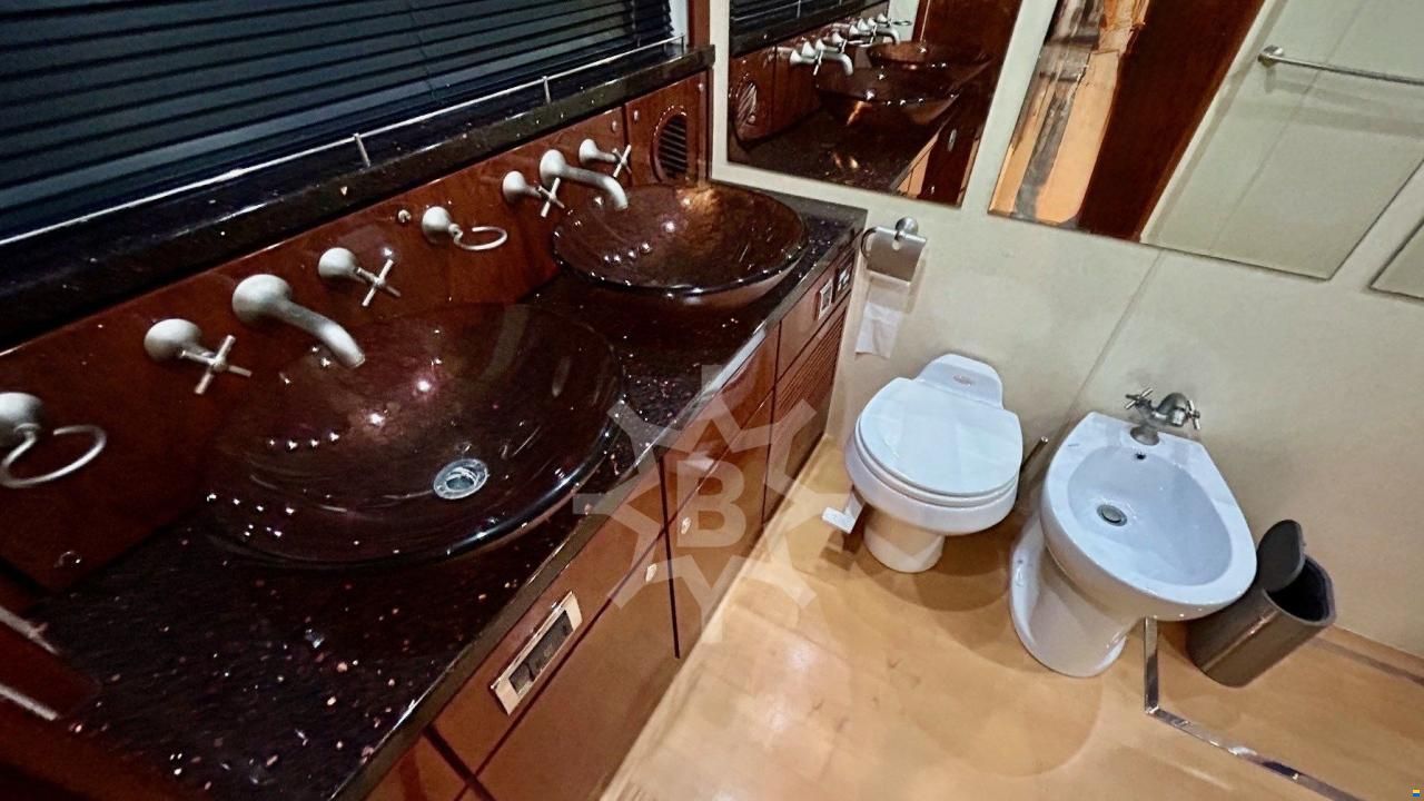 Fairline SQUADRON 74