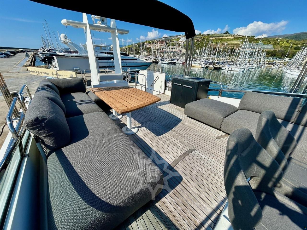 Fairline SQUADRON 74