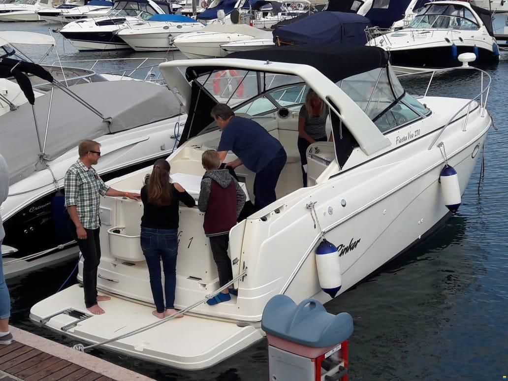 Rinker Fiesta VEE 270