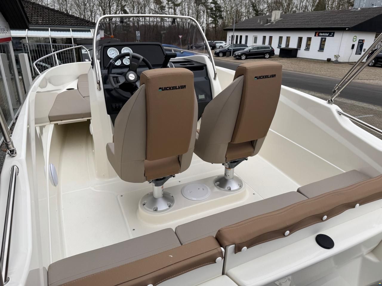 Quicksilver Activ 555 Open med 100 hk Me