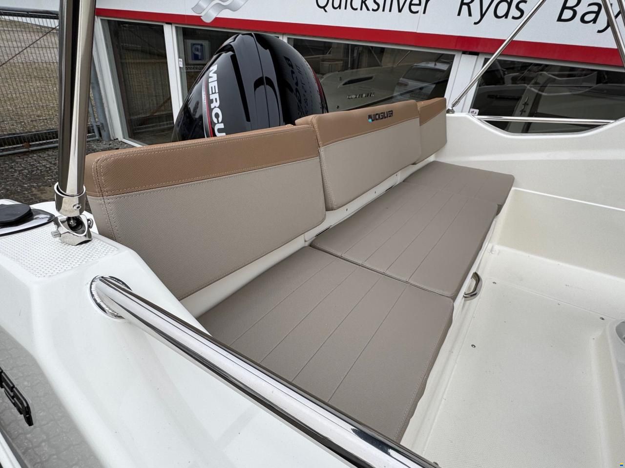 Quicksilver Activ 555 Open med 100 hk Me