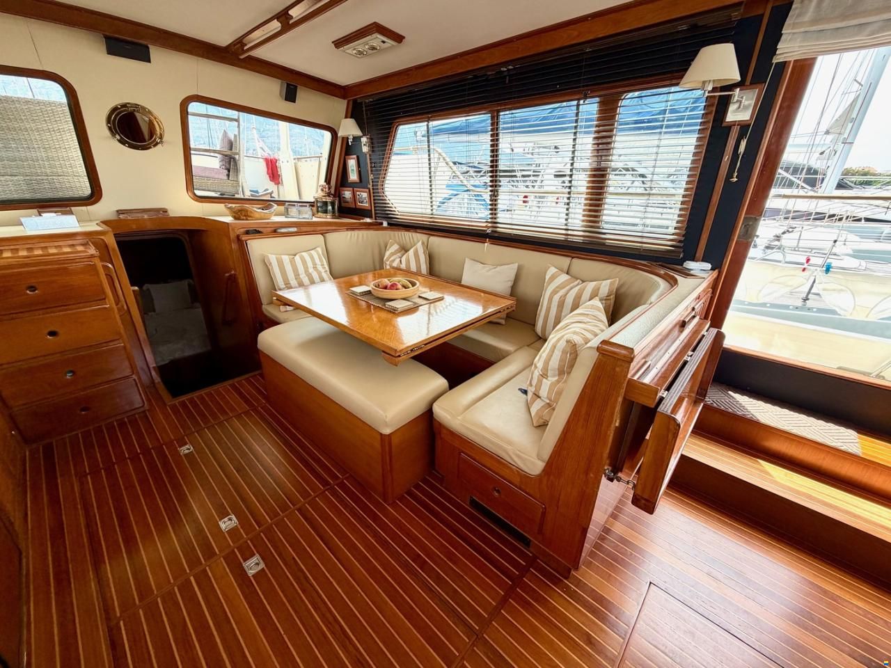 Trader Sundeck 44