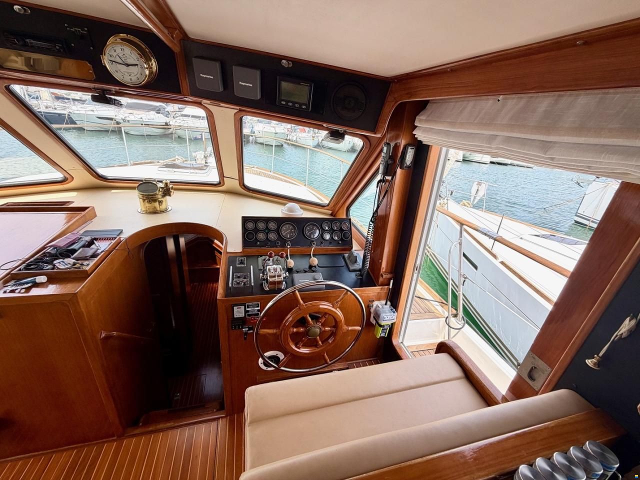 Trader Sundeck 44