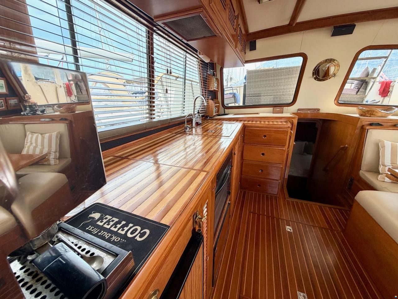Trader Sundeck 44
