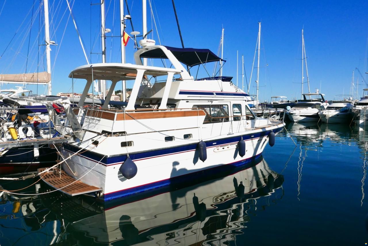 Trader Sundeck 44
