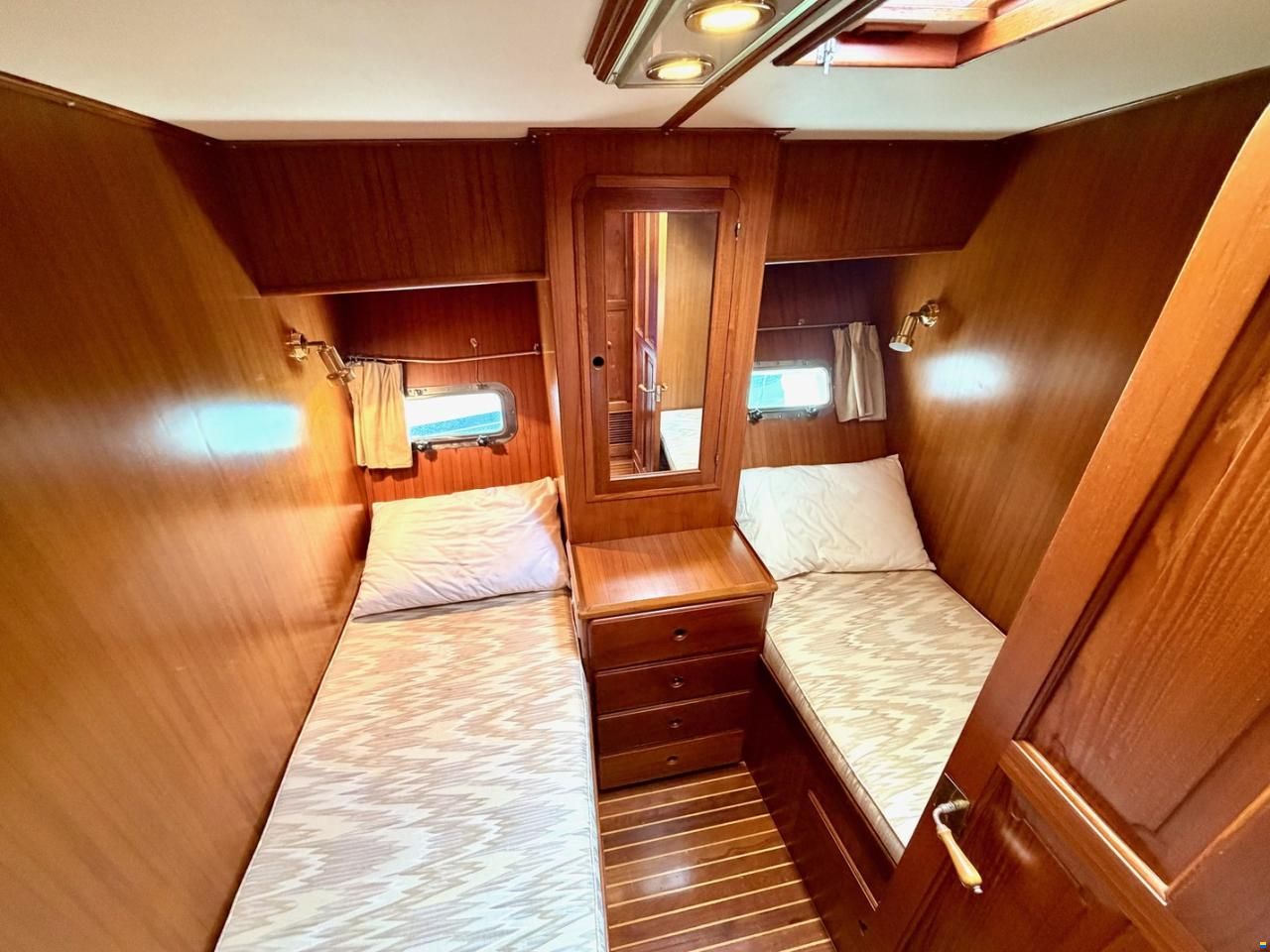 Trader Sundeck 44