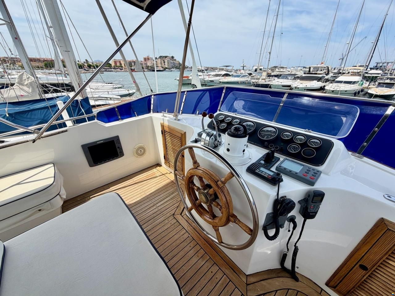 Trader Sundeck 44