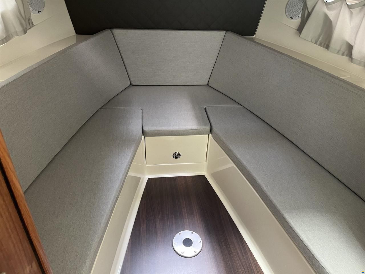 Quicksilver Active 875 sundeck