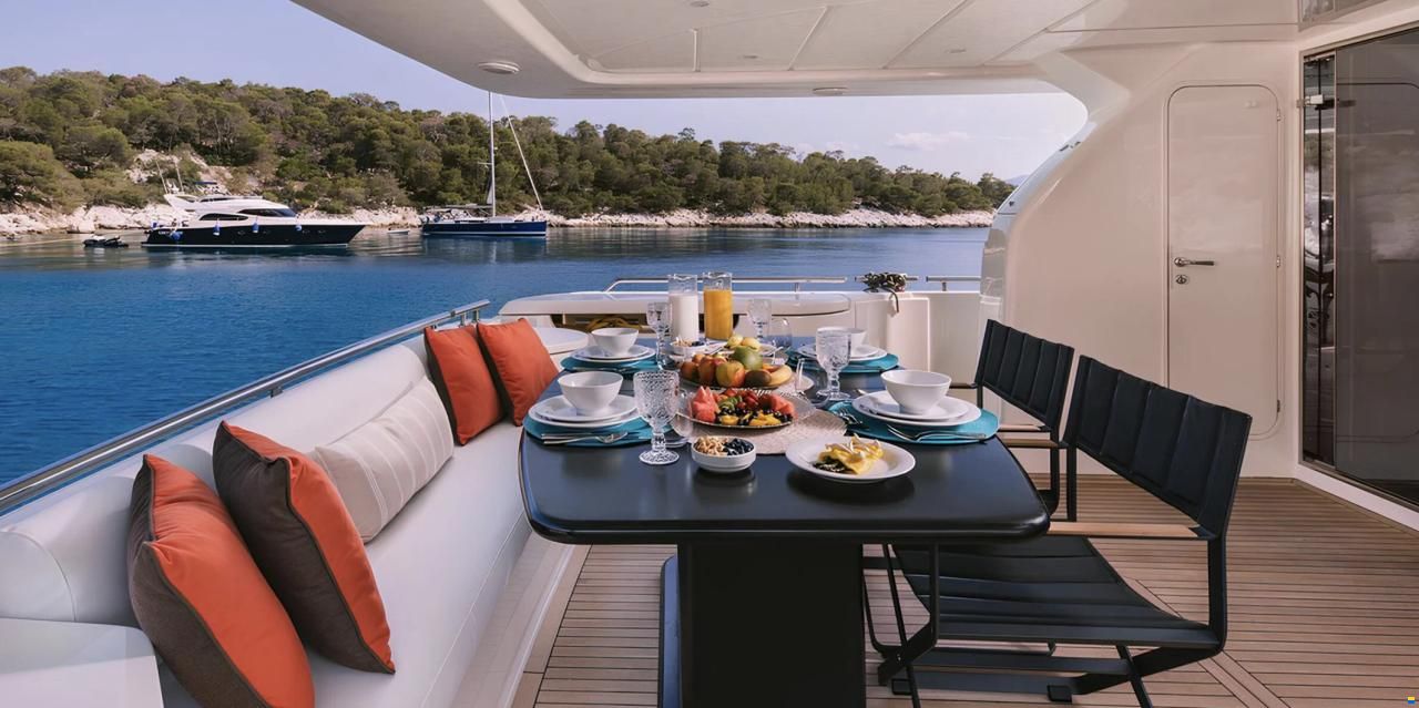 Ferretti 830