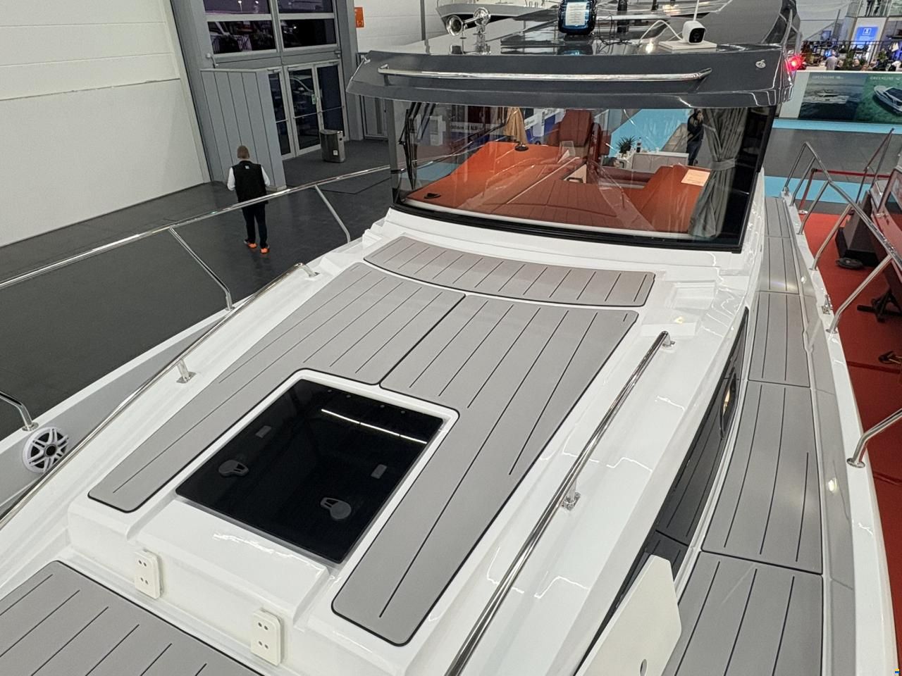 Nautic Yachts 990 neon