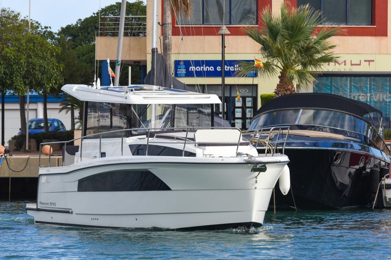 Nautic Yachts 990 neon