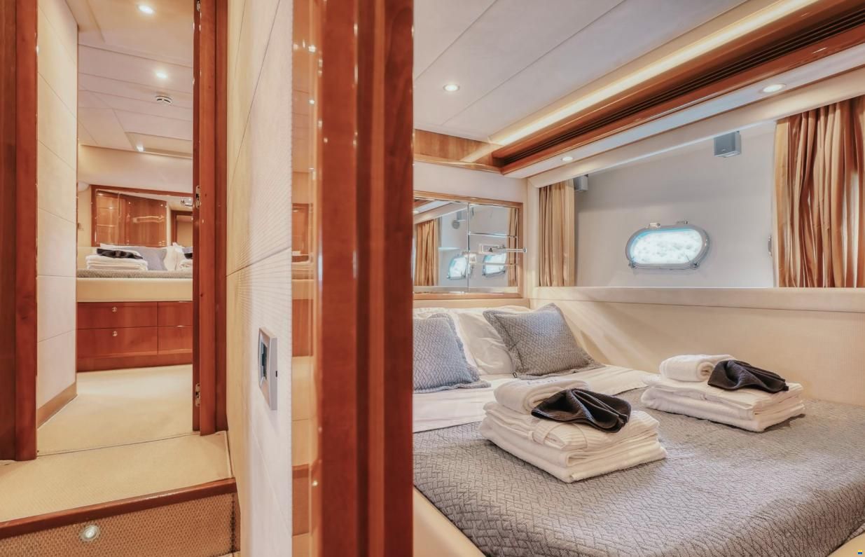 Ferretti 830