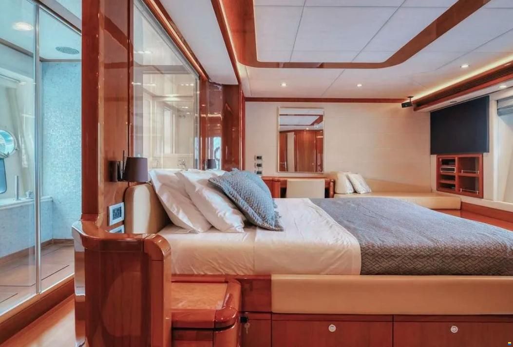 Ferretti 830