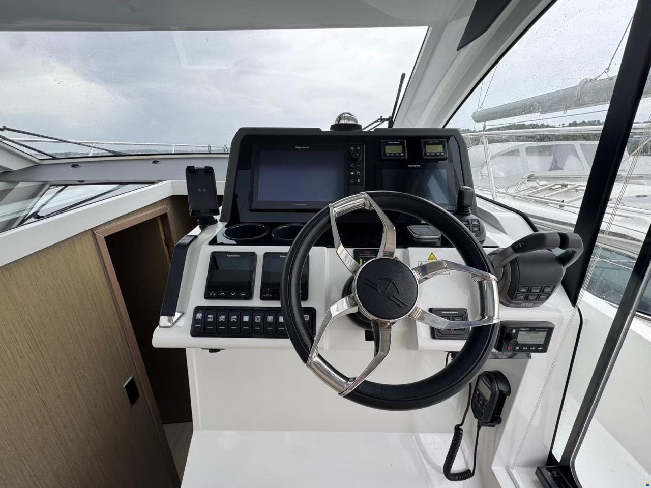 Sealine C390