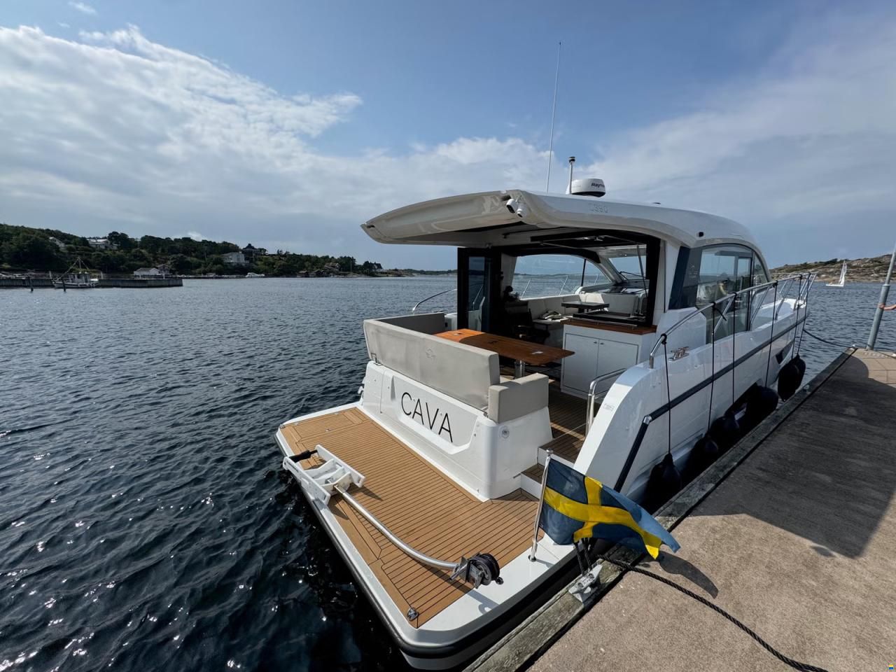 Sealine C390