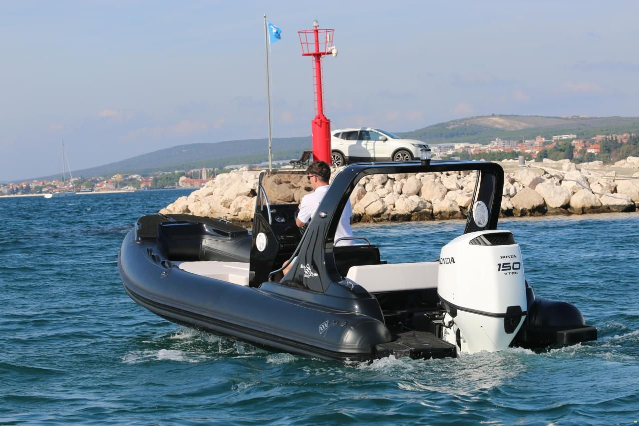 Sea Flash Luxury 620 with Honda BF150