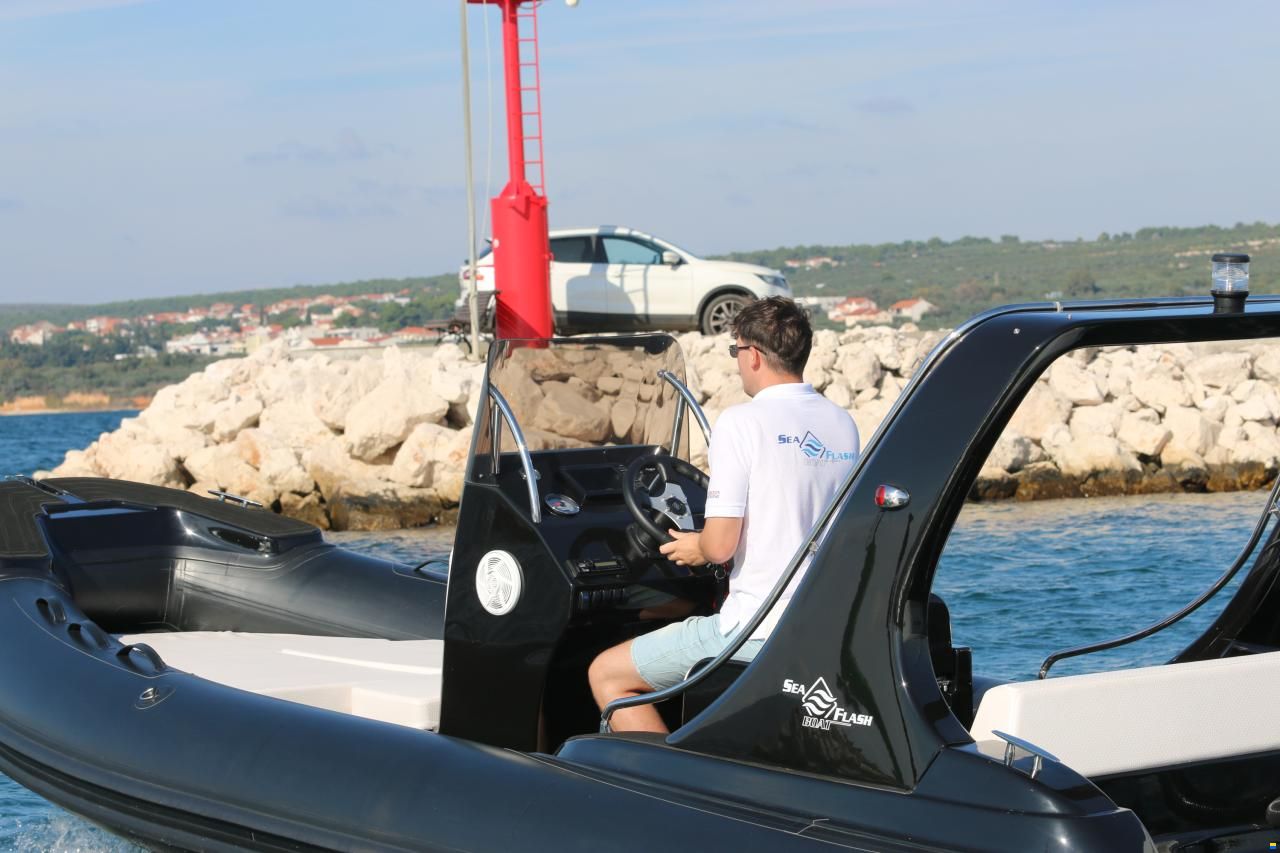 Sea Flash Luxury 620 with Honda BF150