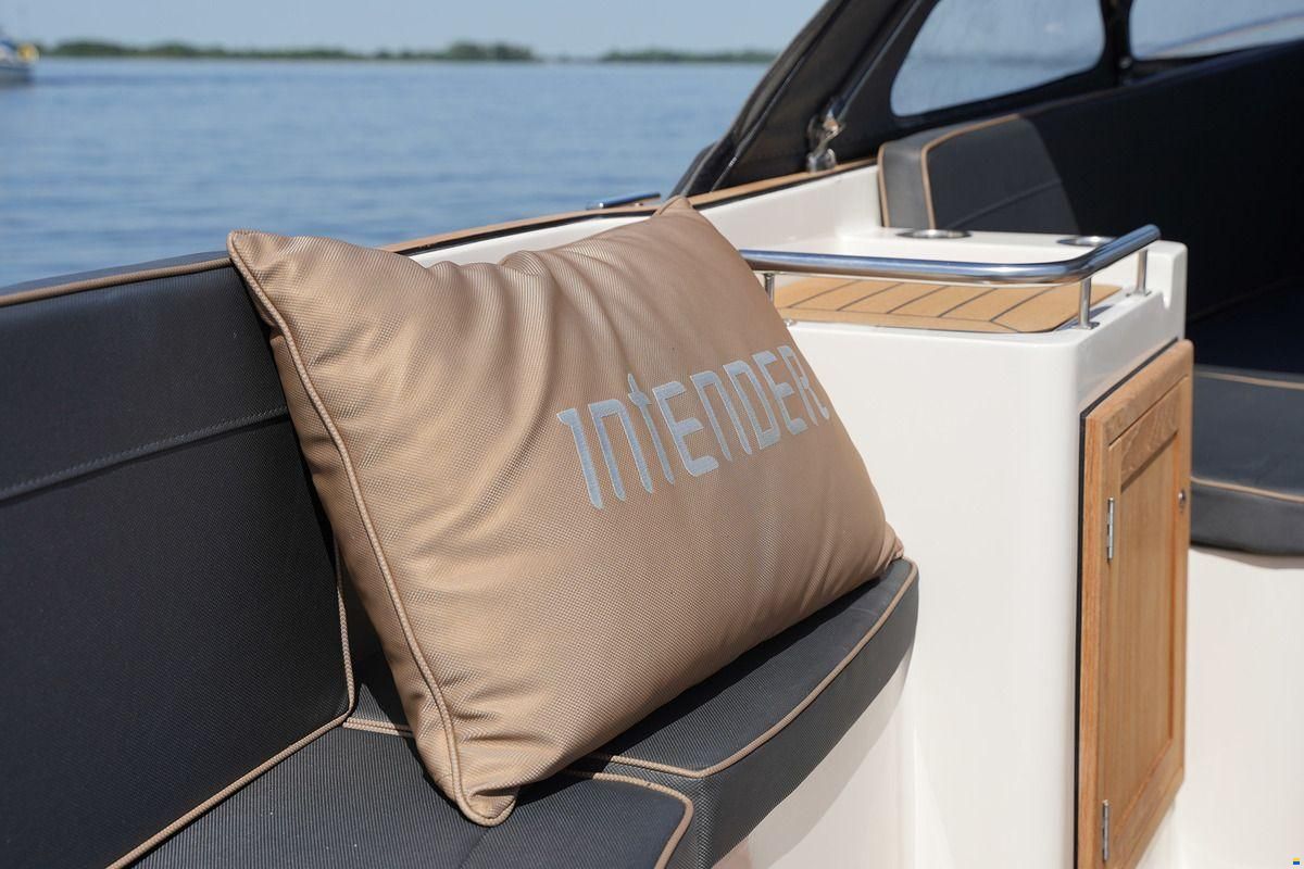 Interboat DE Intender 820