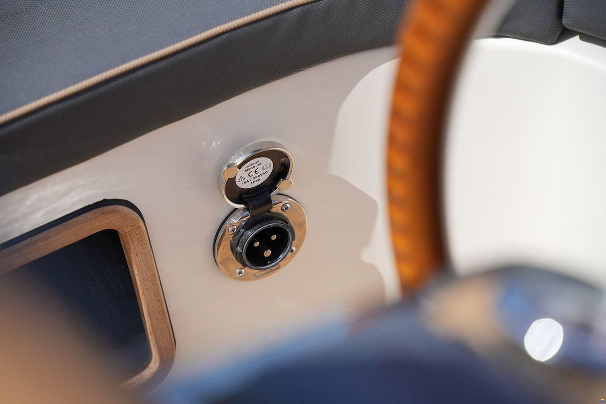 Interboat DE Intender 820