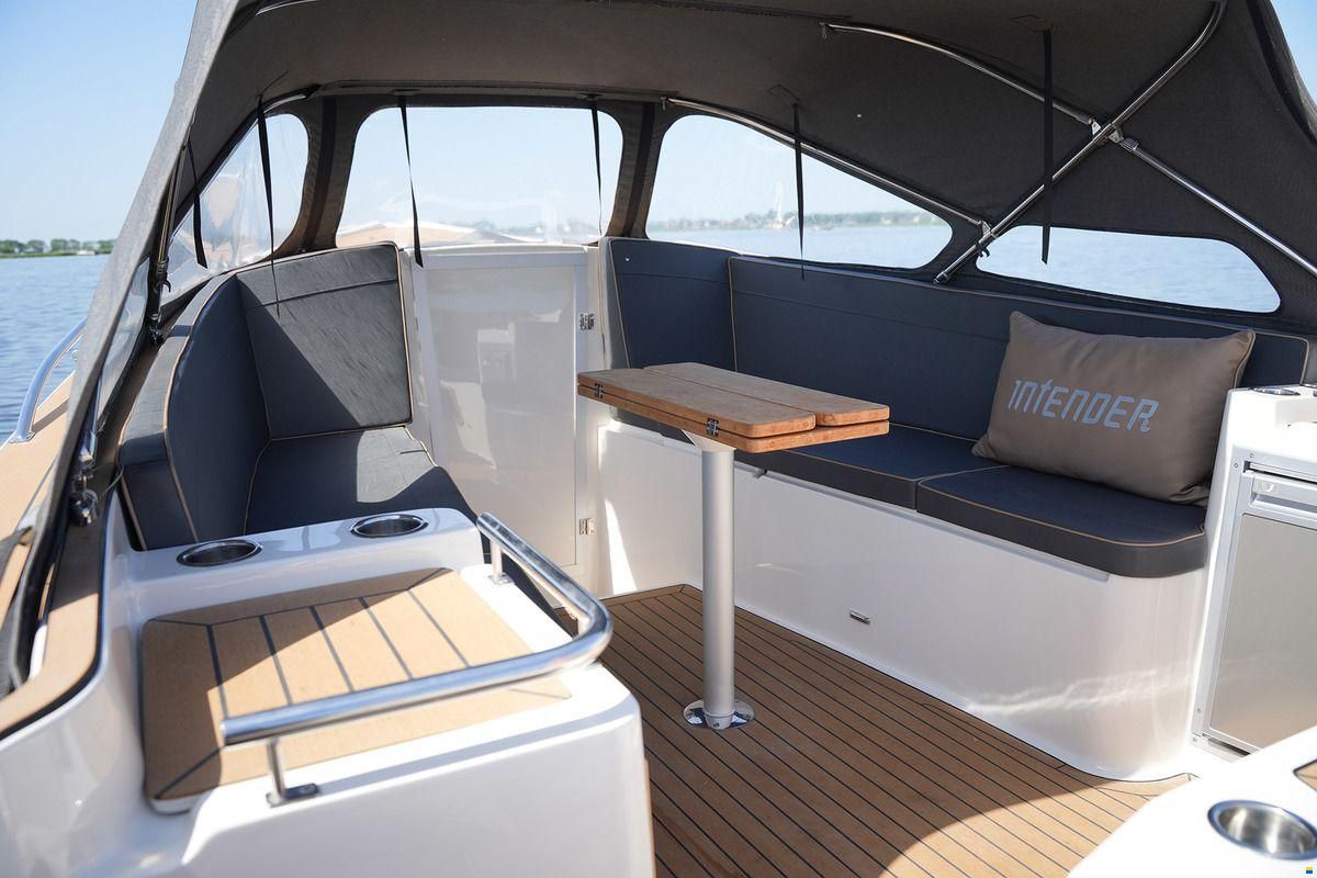 Interboat DE Intender 820