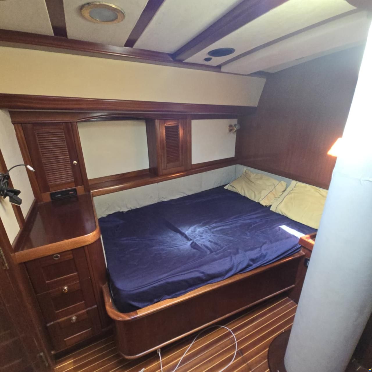 Lagoon Royal Pilot Saloon 65